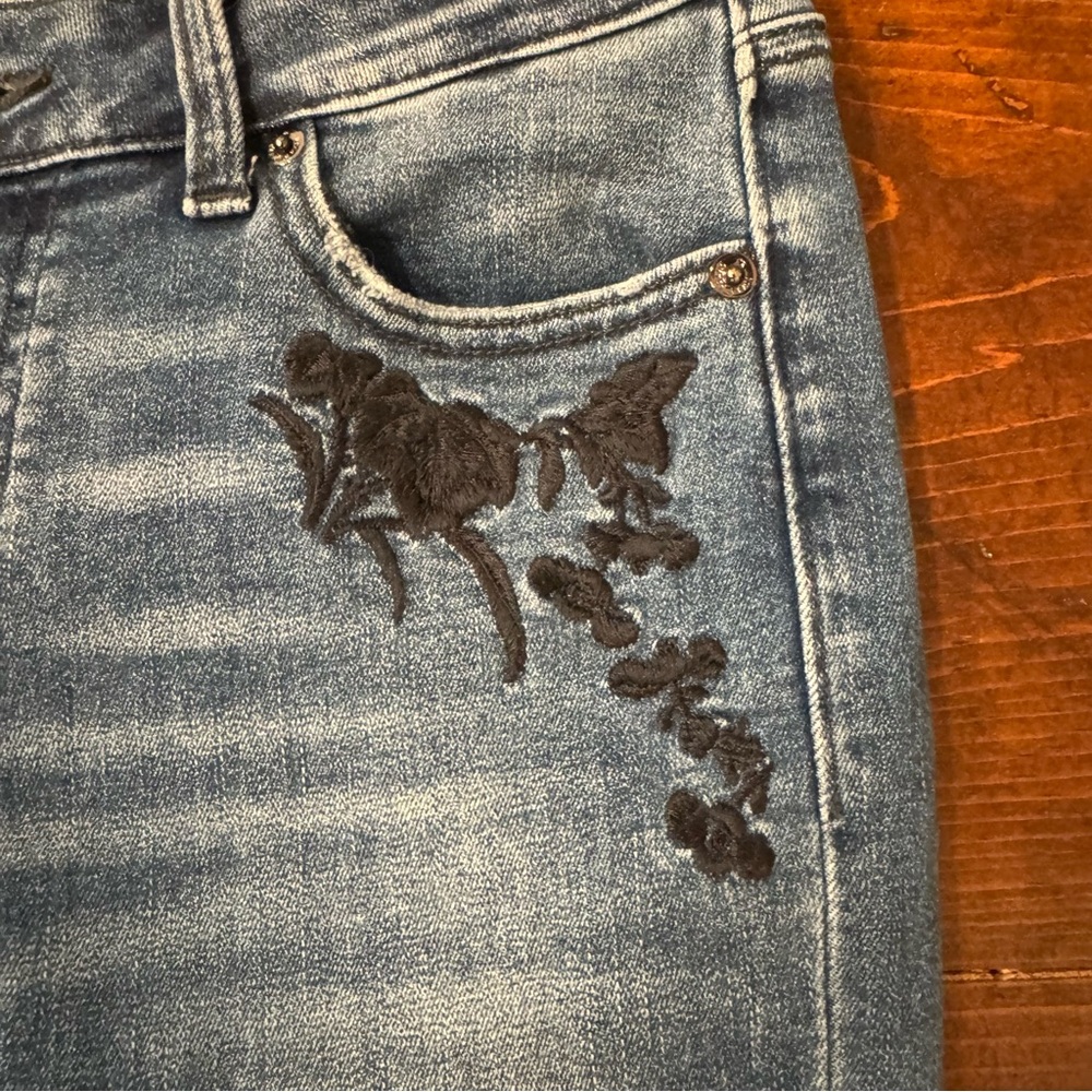 Lucky Brand Lolita Skinny- Women's Blue Jeans with Black Floral Embroidery Size - Picture 5 of 9